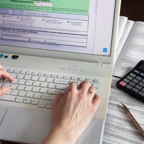 Ile wynosi zasiłek opiekuńczy na chore dziecko i od czego zależy jego wysokość? Wyjaśniamy krok po kroku